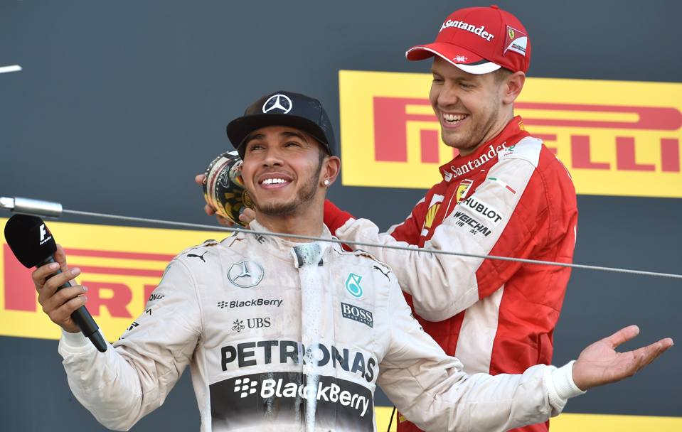 E Vettel... restituisce il favore a Hamilton. Reuters